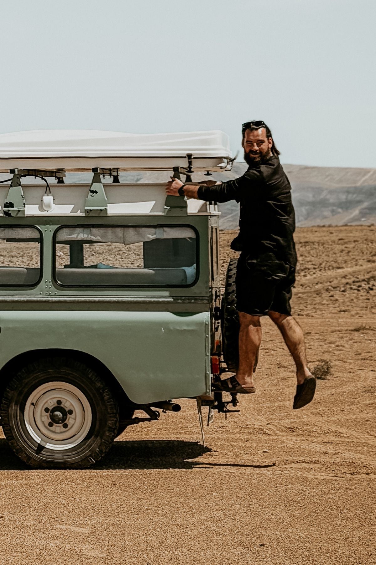 Outfit by Tomáš All black linen Shirt & Shorts