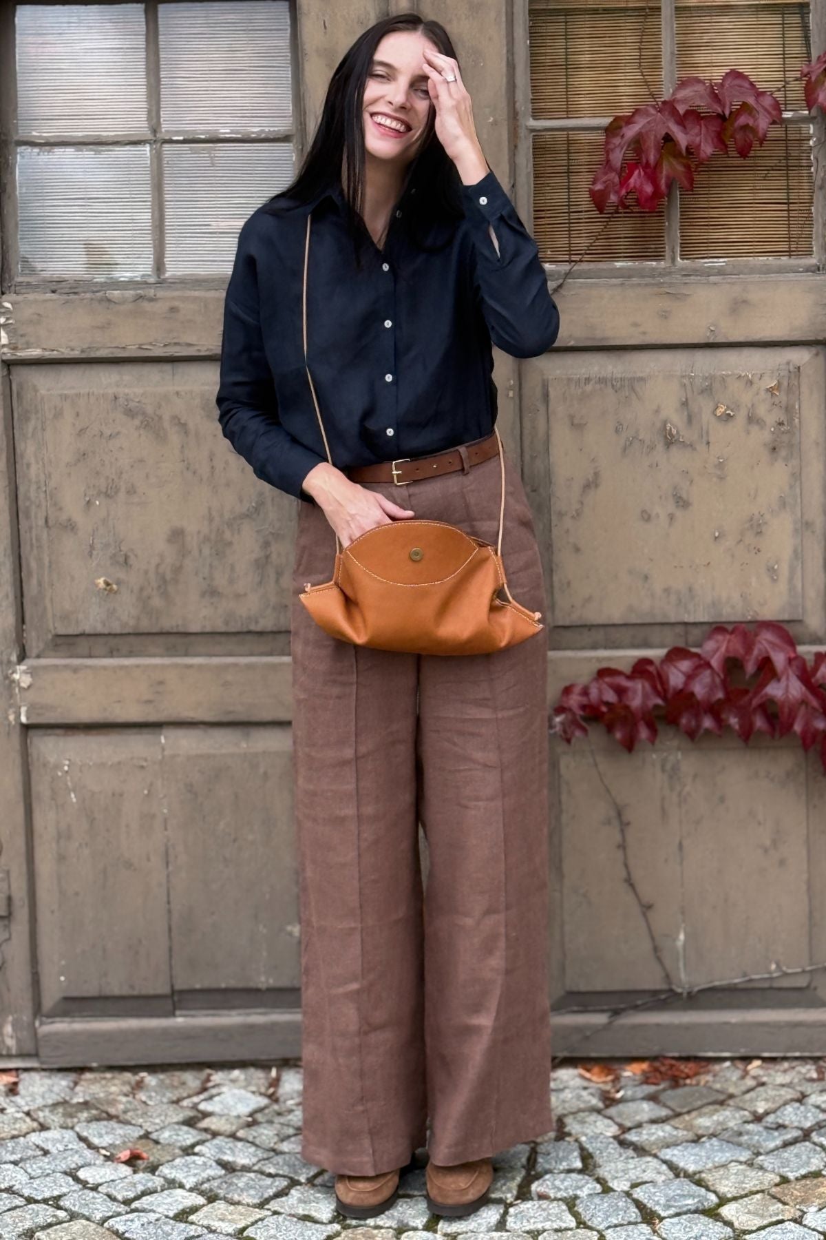 Outfit by Iva Fruhlingová | Brown linen pants & Deep blue shirt