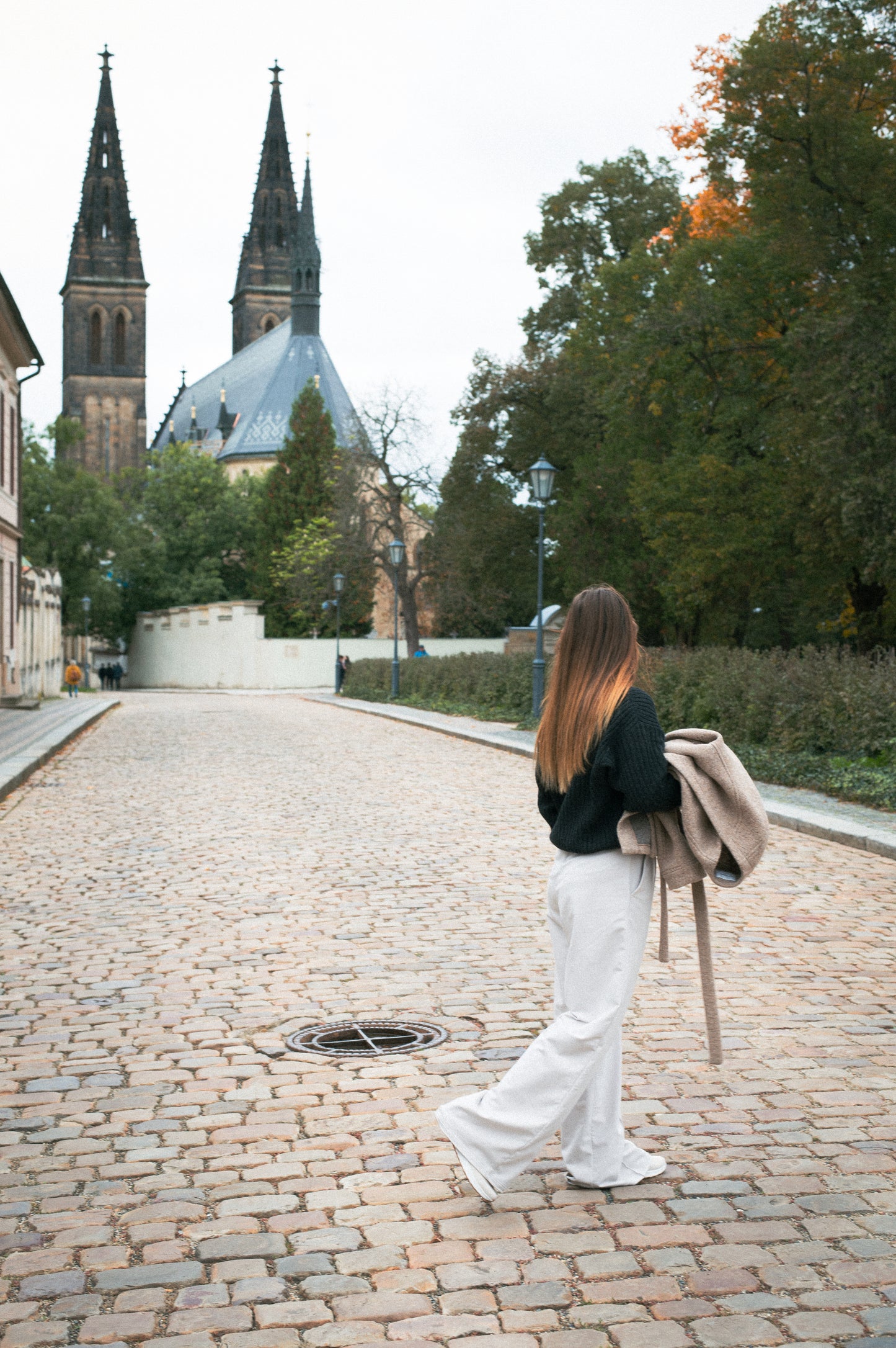 Damskie spodnie dresowe wide-leg z biobawełny Pearl gray - Regular fit