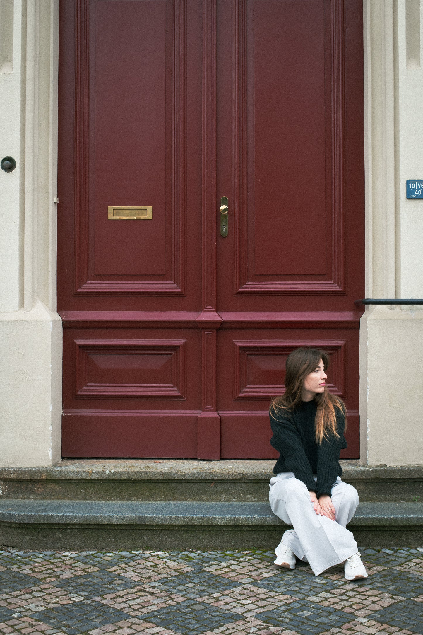 Damski sweter z wełny crewneck Regular fit - Dark gray