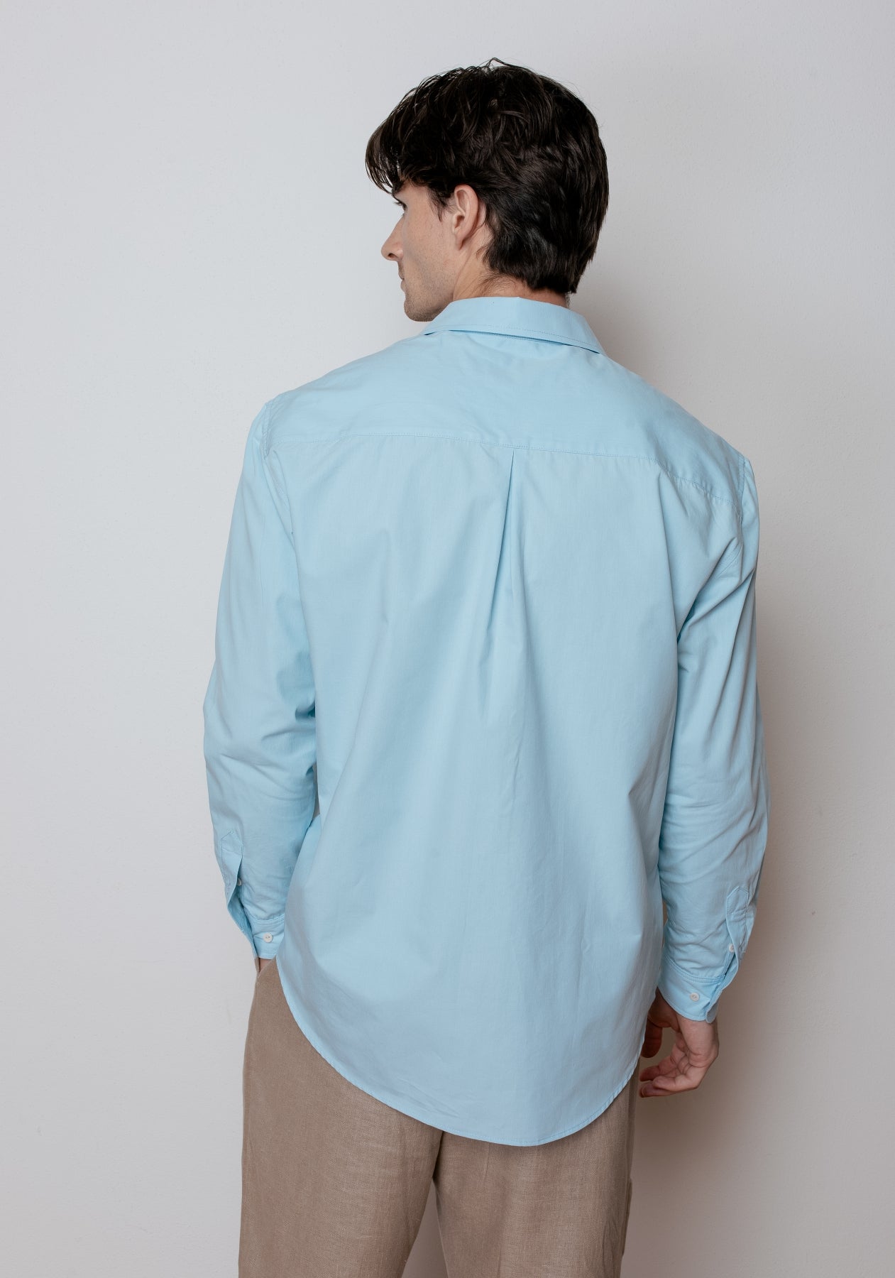 Outfit by Patrik | Linen pants & Light blue organic cotton shirt