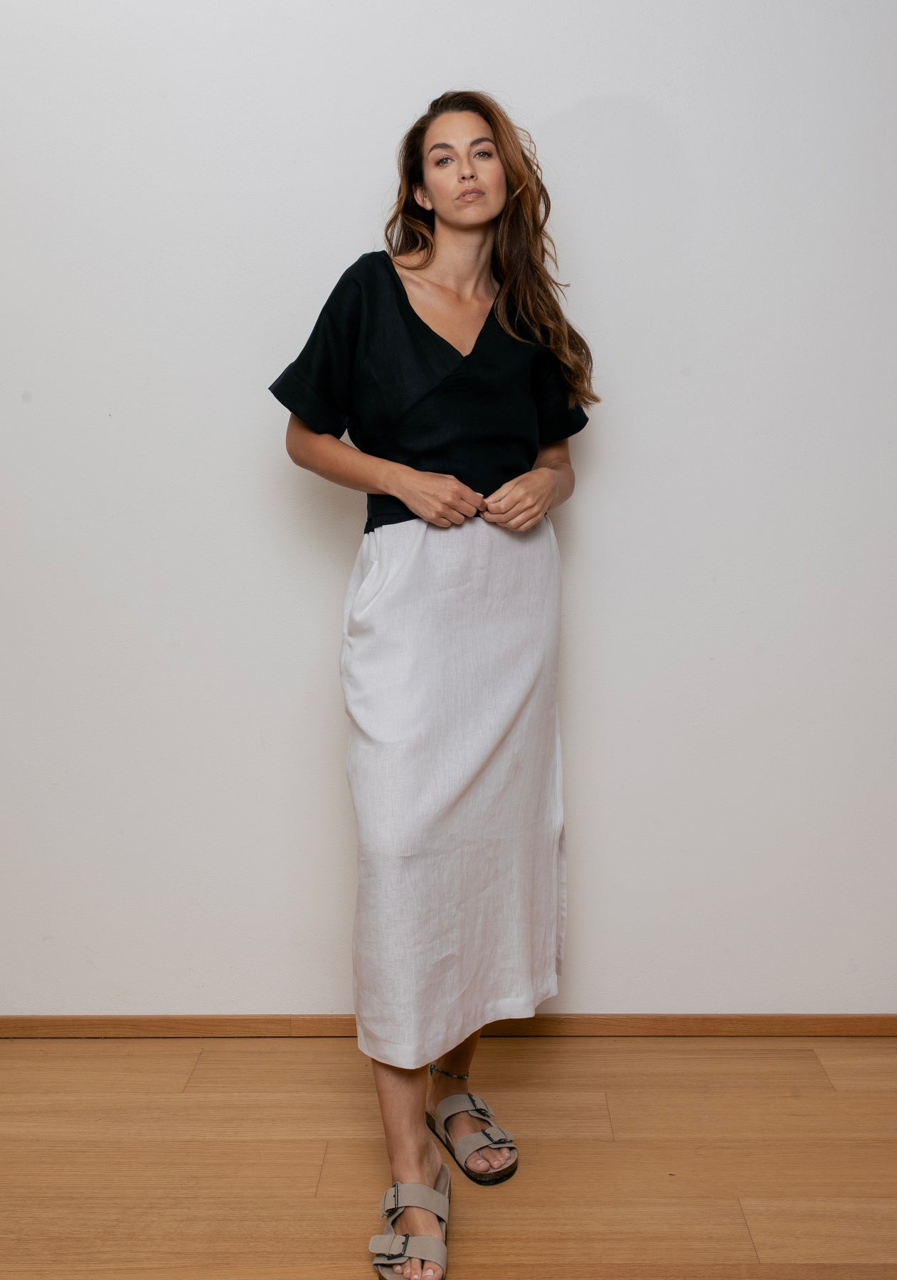 Damski lniany top kopertowy regular - Czarny