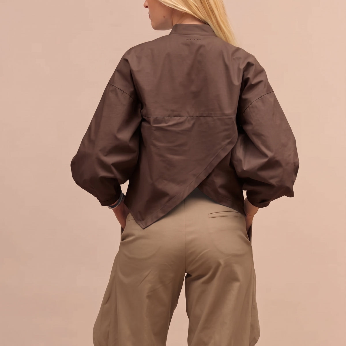 Dámská biobavlněná košile V crop - oversized