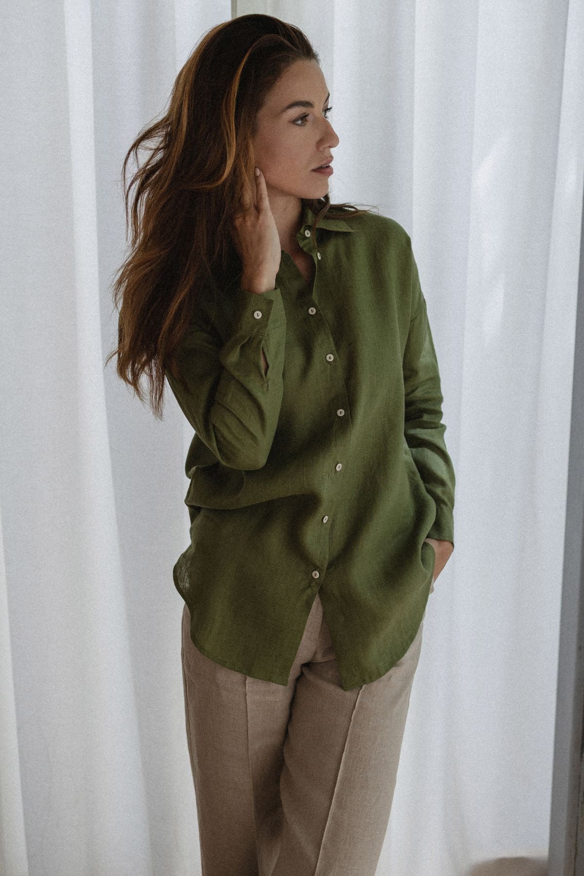 Koszula lniana damska o luźnym kroju z kołnierzykiem