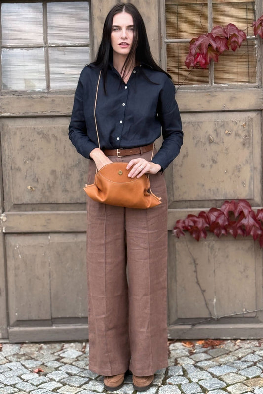 Outfit by Iva Fruhlingová | Brown linen pants & Deep blue shirt