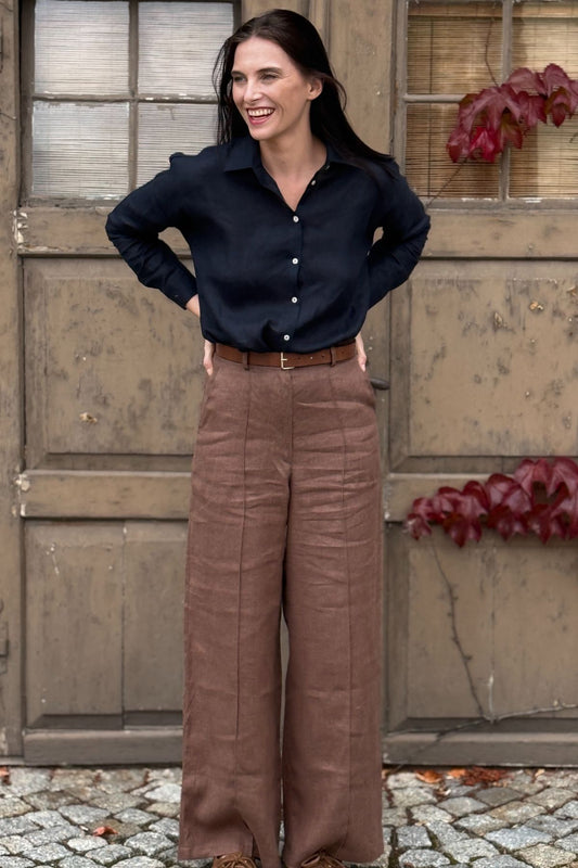 Outfit by Iva Fruhlingová | Brown linen pants & Deep blue shirt