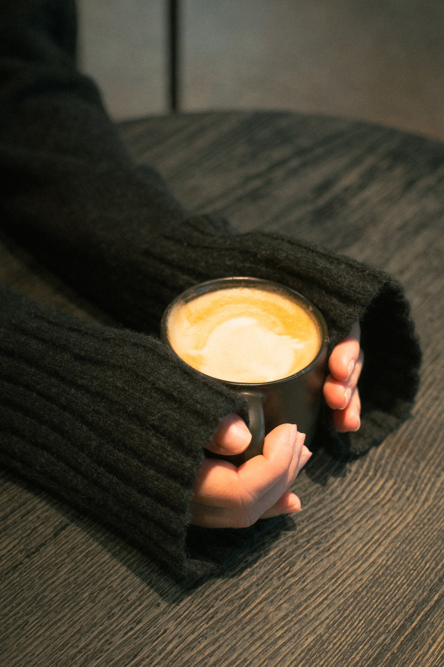 Damski sweter z wełny merino z wysokim kołnierzem Loose Fit – Ciemny Szary