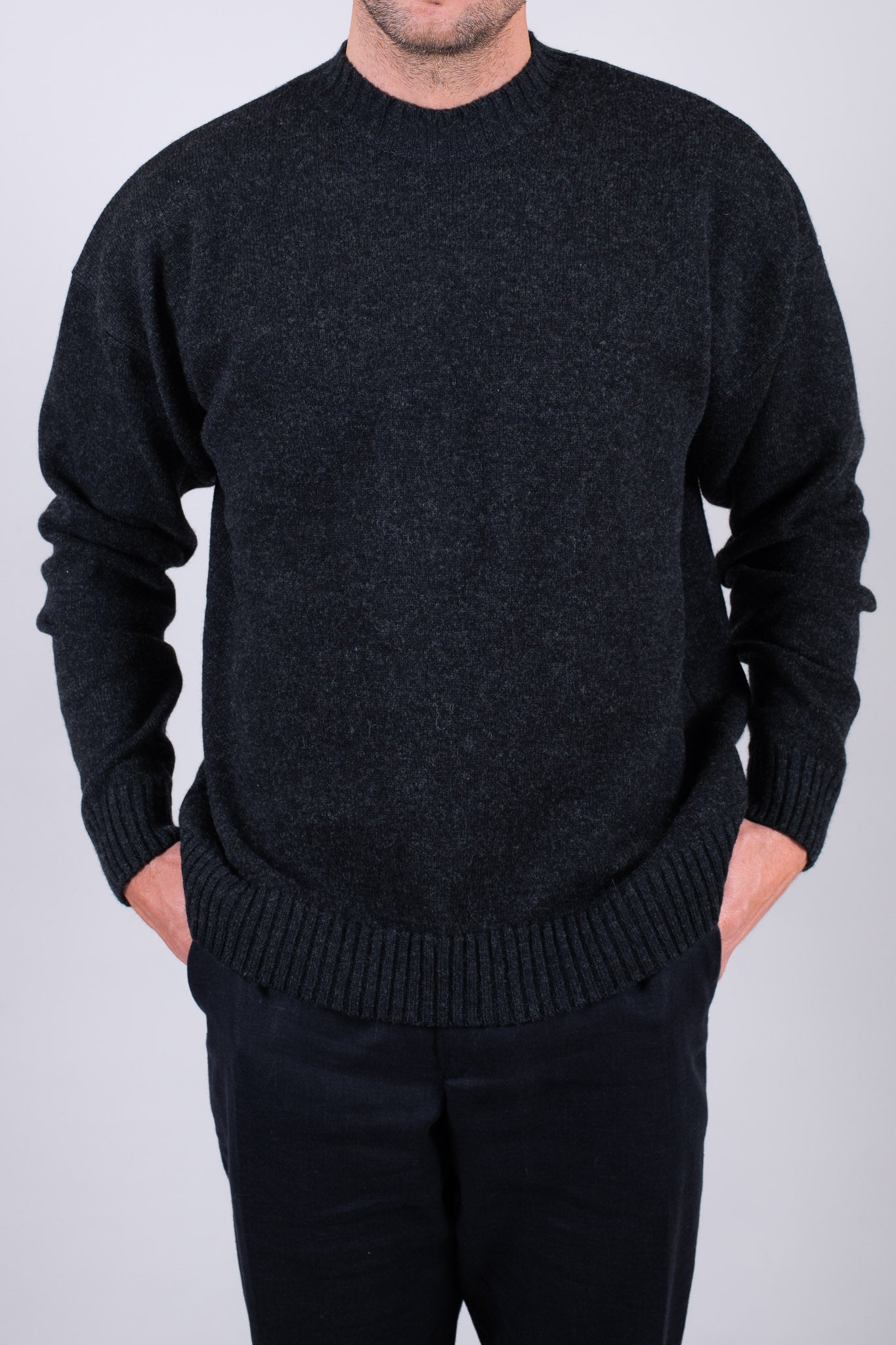 Męski wełniany sweter Crewneck Regular Fit – Ciemnoszary