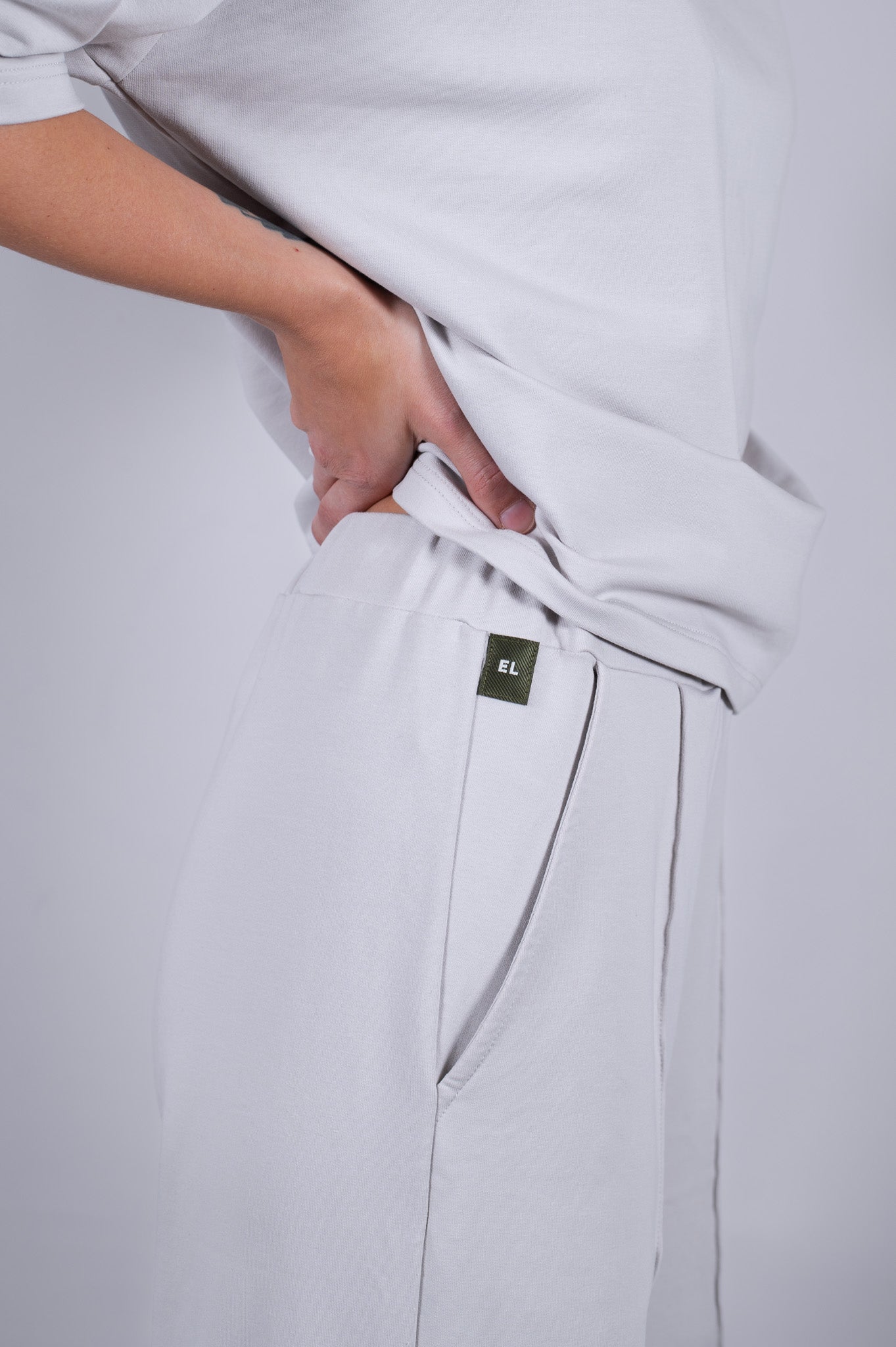 Damskie spodnie dresowe wide-leg z biobawełny Pearl gray - Regular fit