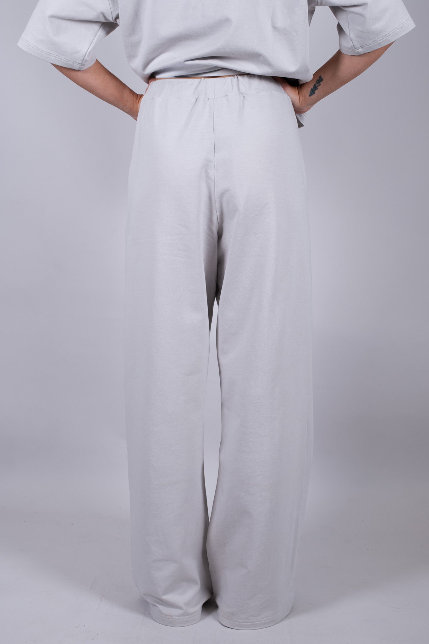 Damskie spodnie dresowe wide-leg z biobawełny Pearl gray - Regular fit