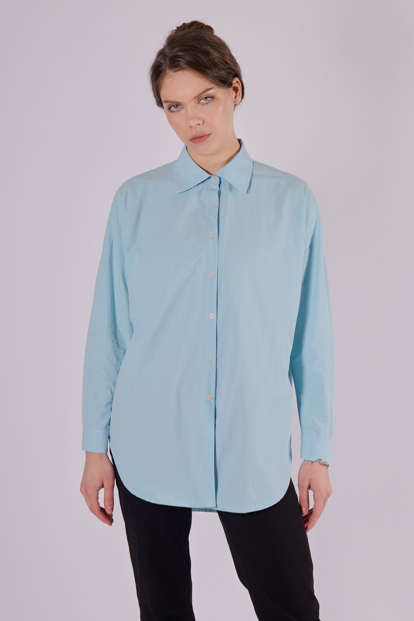 Women's organic cotton shirt with loose fit collar