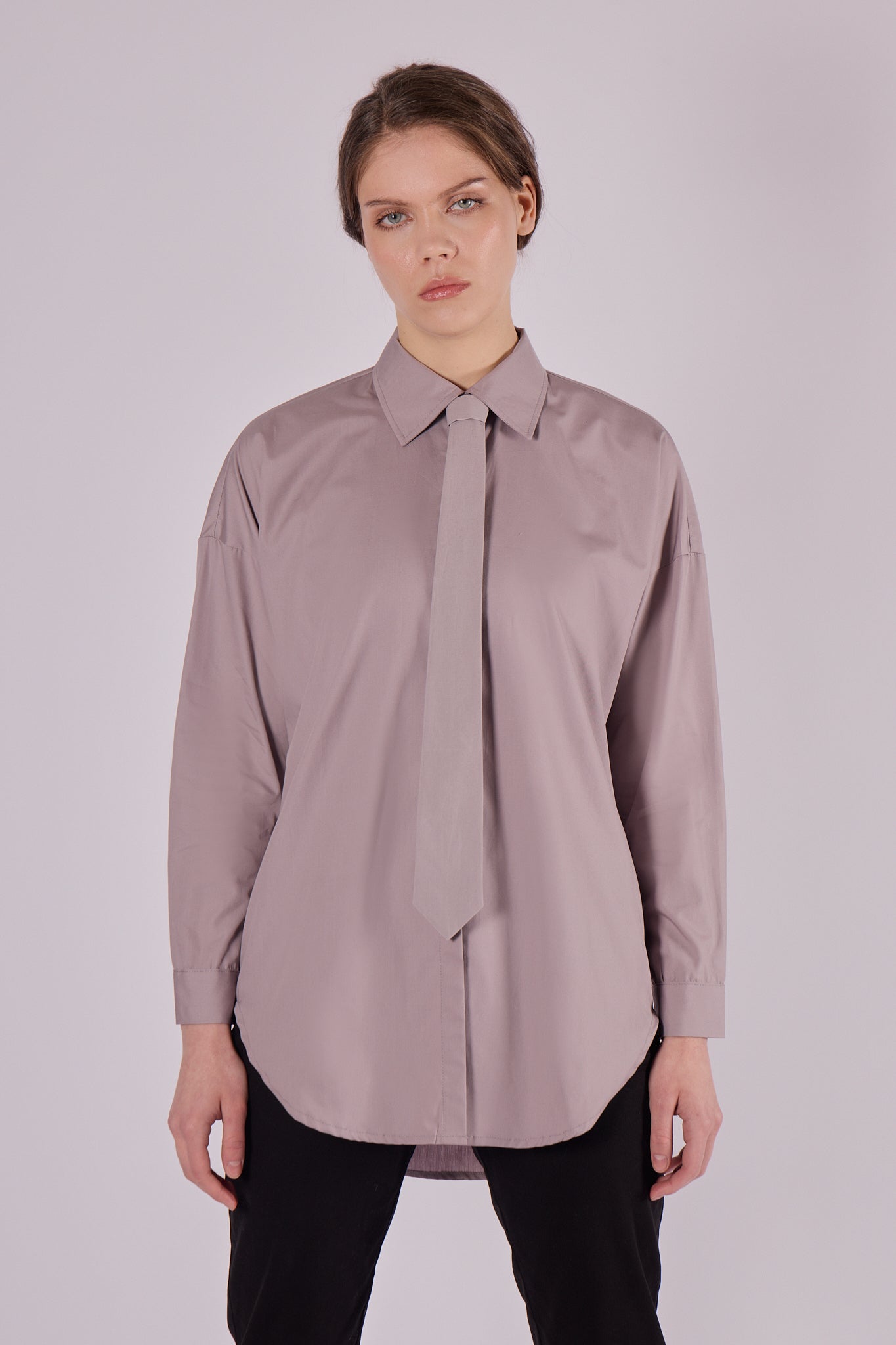 Women's organic cotton shirt with loose fit collar