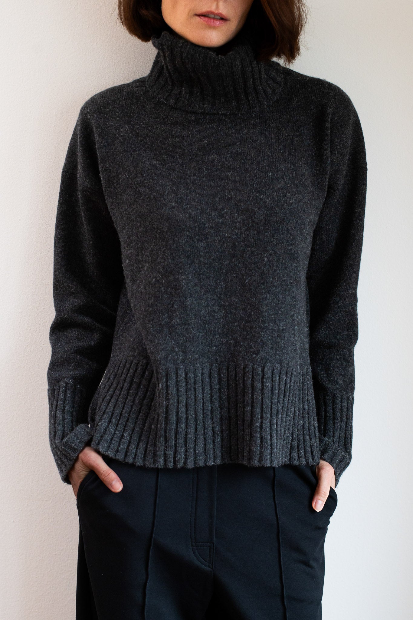 Damski sweter z wełny merino z wysokim kołnierzem Loose Fit – Ciemny Szary