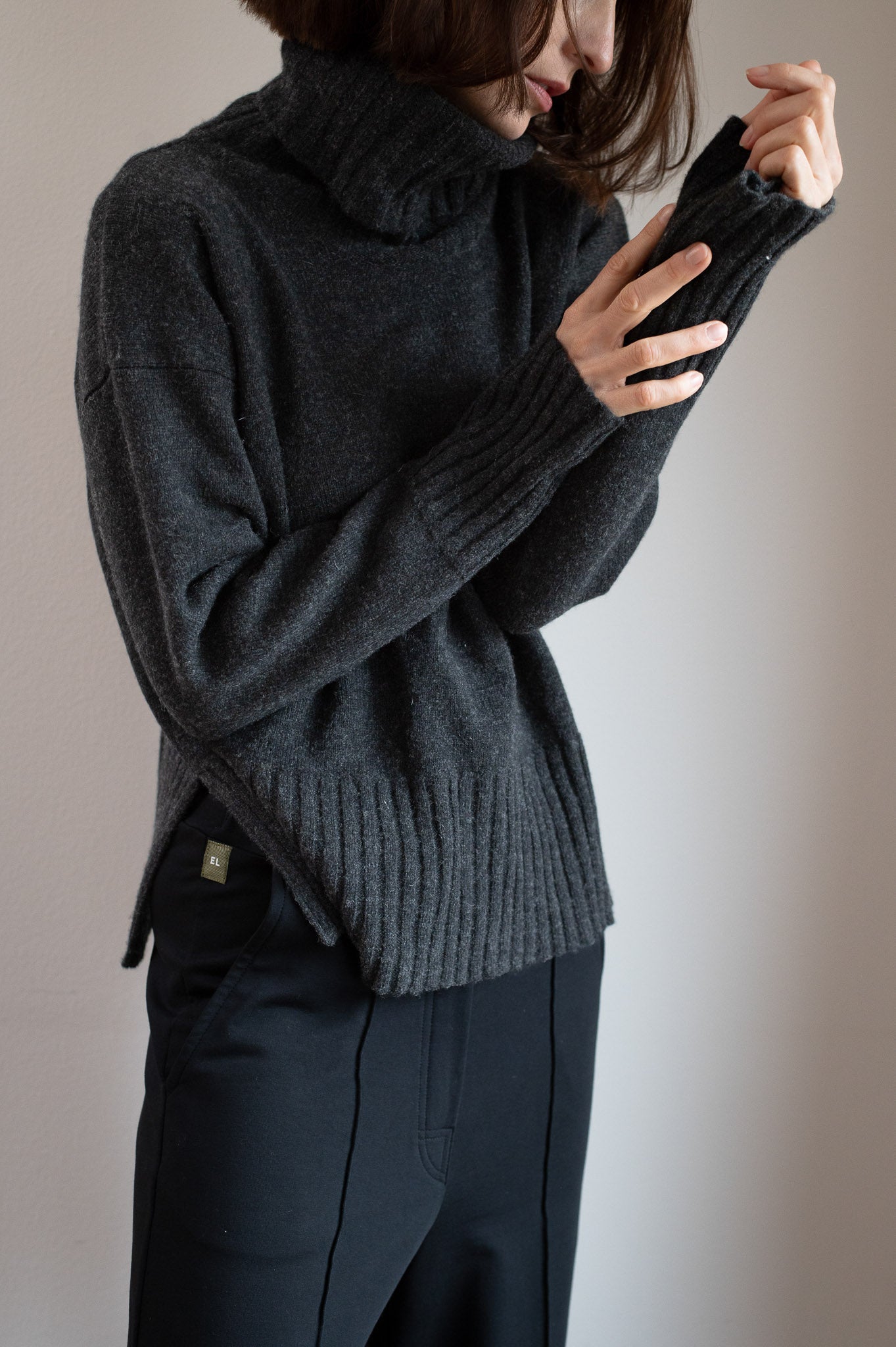 Damski sweter z wełny merino z wysokim kołnierzem Loose Fit – Ciemny Szary